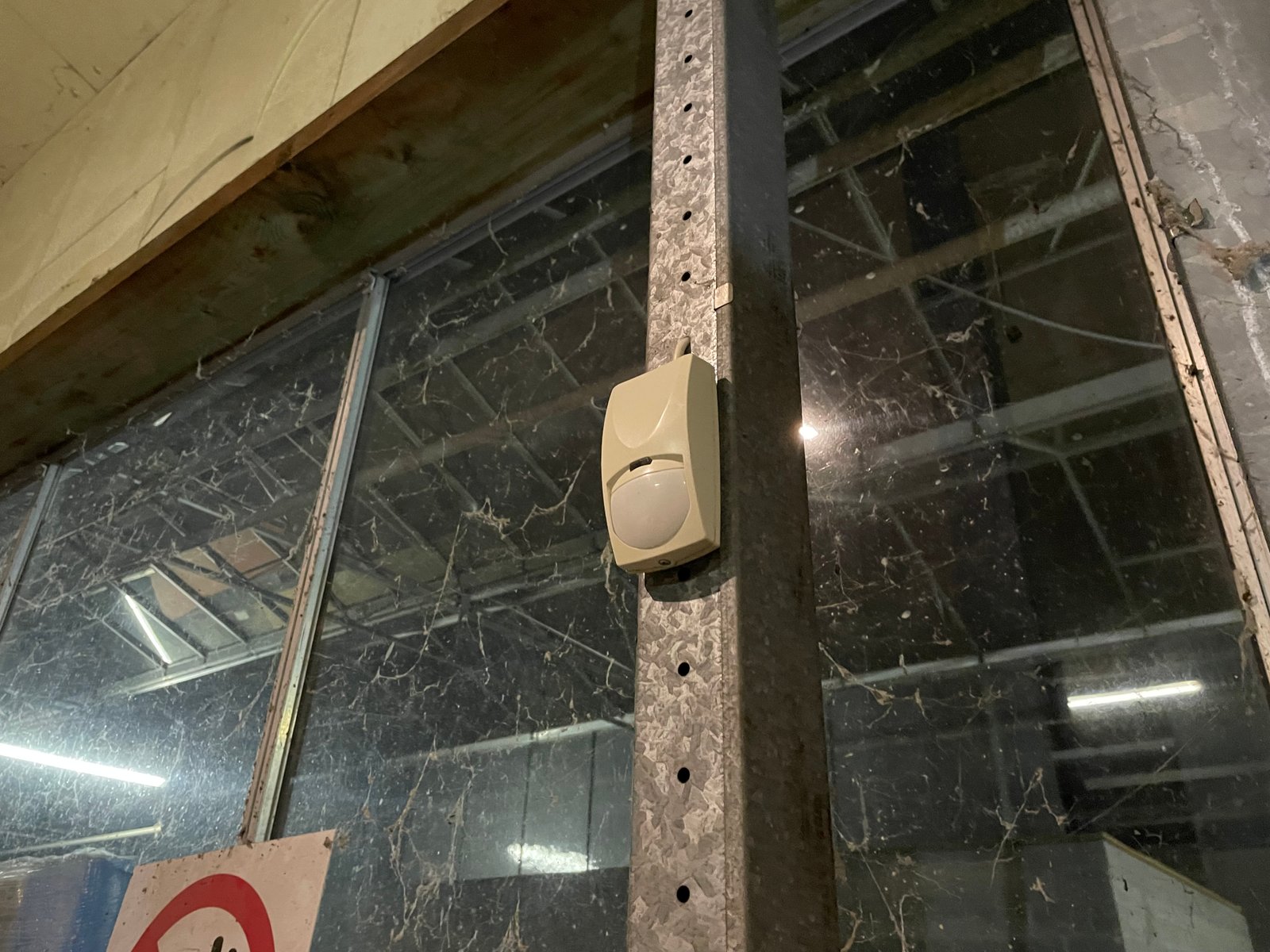 Pir detector in loods